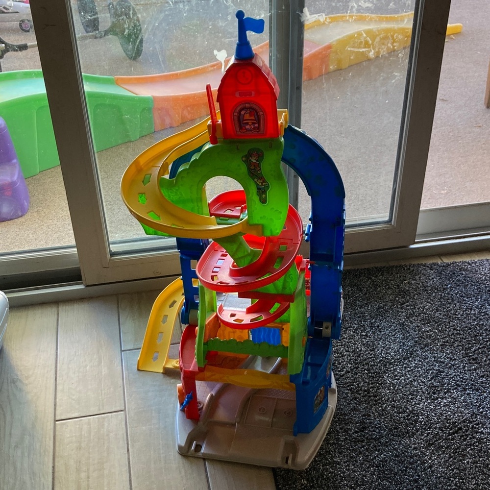 Fisher Price Little People Sit and Stand Skyway Wheelies Race Track with 2 Cars